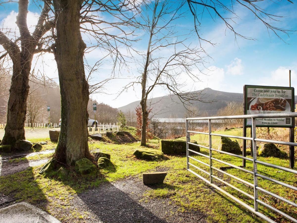 Oyo Ladybower Inn Bamford Exterior photo